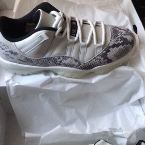 Air Jordan’s 11Retro low le